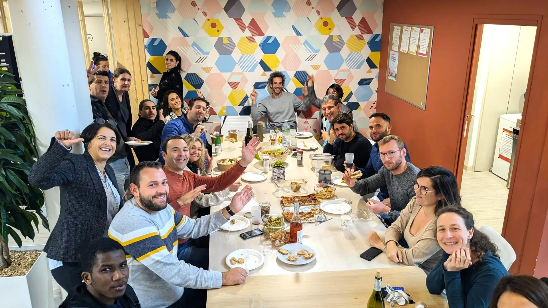 Des personnes réunies autour d'une table et partageant un repas convivial